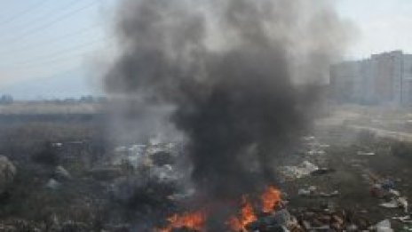 Задушлив дим от сметище край София