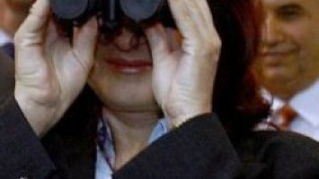 Всички министри с бинокли. Наблюдават разходването на европарите