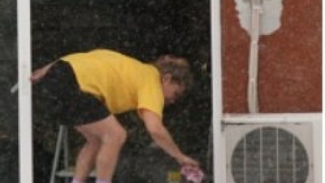 5 бона глоба, ако тупаш килима през балкона