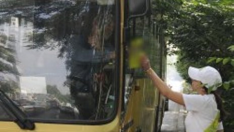 Отлепват дъвки, бършат графити и кърпят седалки в столичните автобуси