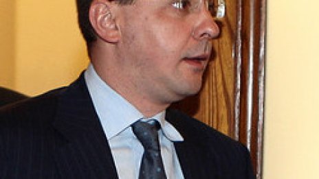 Станишев избира въпроси за изпит в държавната администрация