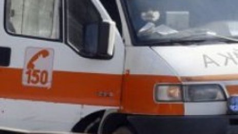 Пациент загина, след като микробус нацели линейка в София