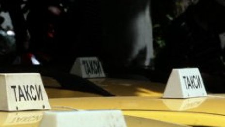 Таксиджиите вдигат цените, маршрутките - не