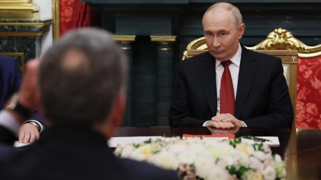 Путин и бомбата: Историята на руското ядрено изнудване