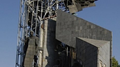 Паметникът пред НДК - в оранжево