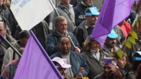 Работници от &quot;Кремиковци&quot; обсаждат икономическото министерство