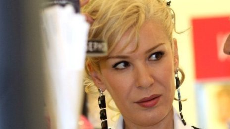 Неуморната Мари на Гала работи с бебе на ръце