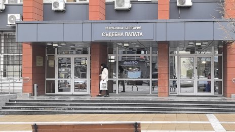 Обвиниха младежът, стрелял по автобуса в Перник