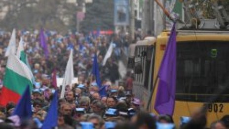 Движението в София е тежко заради протестите