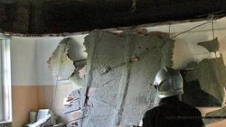 Таван на училище рухна в Италия, уби ученик и рани още 20