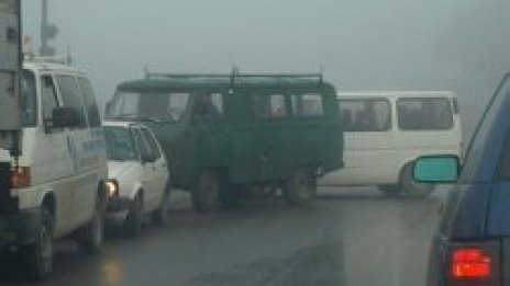 Верижна прегръдка на 7 коли блокира центъра на Бургас