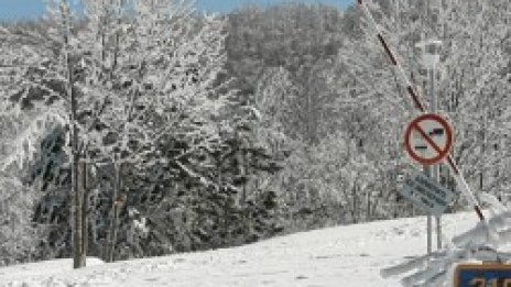 Мокро и заснежено по пътищата