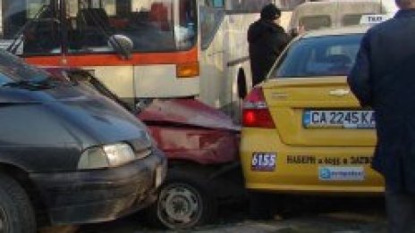 Автобус на градския транспорт помля осем коли в Пловдив
