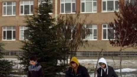 Училище след училище в София хлопват порти