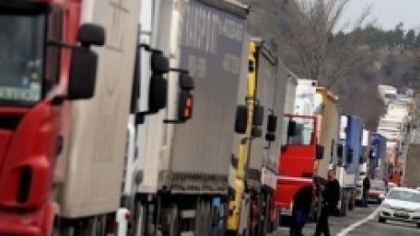 Малко по малко: 150 тира минават през ГКПП Кулата