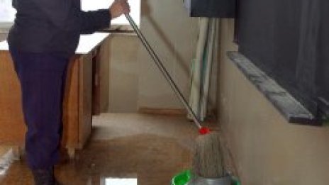 Софийско училище под вода, трети ден изгребват водата с кофи