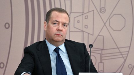 Медведев злорадства: Търговската сделка на Тръмп “смазва“ Европа