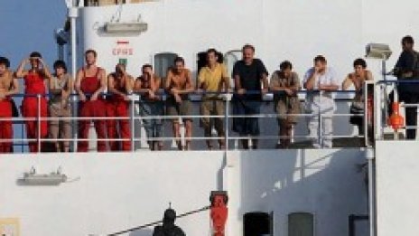 Сомалийските пирати освободиха "Фаина"