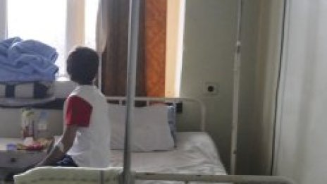 Сестра садист връзва деца в дом &ndash; да спят и да не шумят