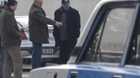 Маскиран изстреля 4 патрона по бизнесмен в Хасково