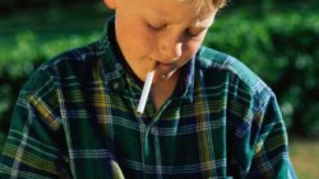 Децата ни масово пушат, припалват още на 10 години