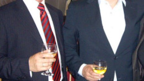 Плашат Яне: "Вие знаете ли кой стои зад Ахмед Башев?"