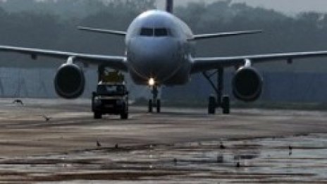 Жена роди в самолет и остави бебето в тоалетната