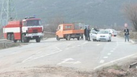 16-годишен се разби с &quot;Рено&quot; в дърво и загина, четирима са ранени