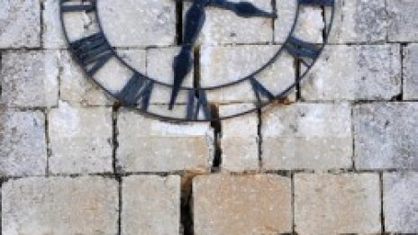 В тишината след труса Берлускони рече: "Чувствайте се като на къмпинг"