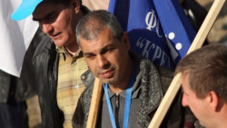 Работници от Кремиковци скандират "Оставка" пред НС