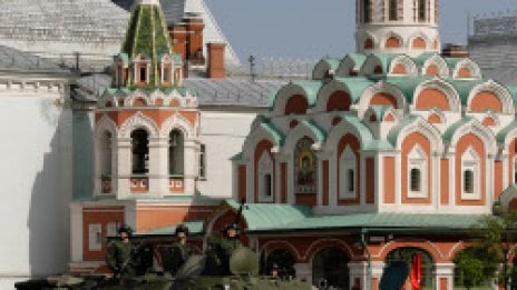 Фиркани милиционери карат джип по Червения площад