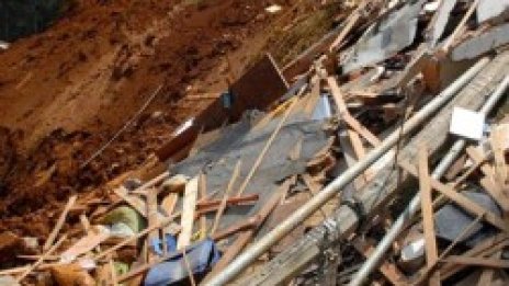 Свлачище погреба 16 души в Киргизия