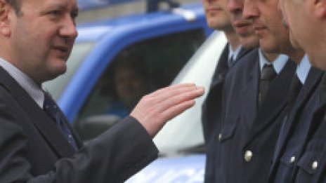 Миков гони дъртите полицаи, иска млади кадри в МВР