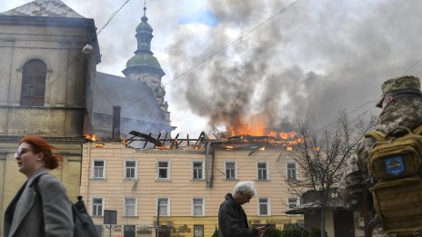 Докато дронов удряше вековен манастир в Лвов, украинците се молеха 