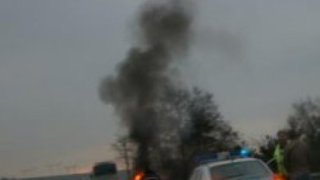 Кола в пламъци на "Тракия", няма данни за жертви