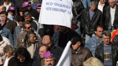 Кремиковски работници протестират пешком към София