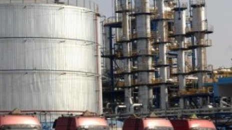 Цената на петрола се колебае около $59 за барел