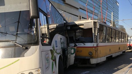 Трамвай и автобус се удариха на "Ситняково"