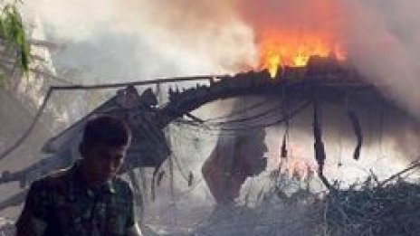 Индонезийски самолет се разби върху къщи, 97 загинали
