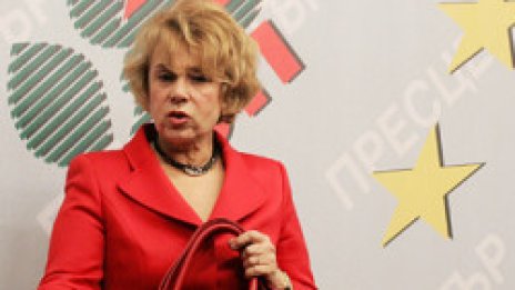 Мъжът на Масларова точи бюджета, твърди Яне Янев