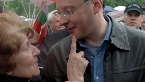 Ченгета край урните. Сергей си ги поиска за вота