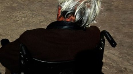 Баба излезе с инвалидна количка на магистрала, искала да иде до магазина