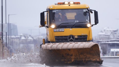 Разчистват снега и правят обработки срещу заледяване в София