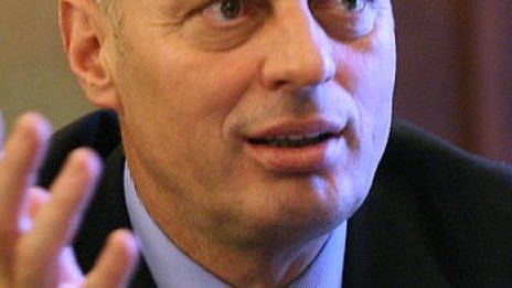 Хората на Чеку идват у нас да му помагат