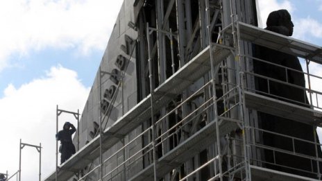 Паметникът пред НДК грейва във фешън оранжево