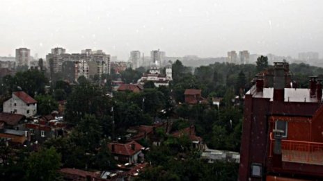 Мълнии трещят в София, порой залива улиците