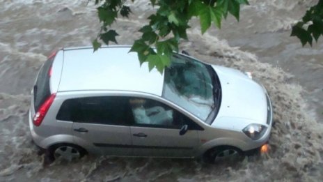 Локва глътна 7 коли на Ломско шосе