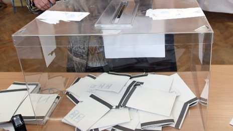 28-годишен вилня в избирателна секция в Лом, опита да се бие с полицай