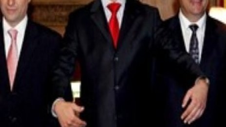 Трима македонски министри подават оставка, един - освободен