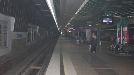 Метрото закъсня заради токов удар